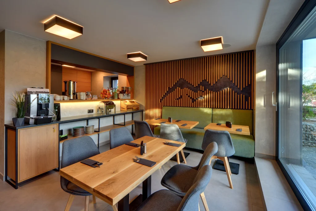 Jadalnia pensjonatu Walizka Wspomnień w Karpaczu – miejsce na śniadania z widokiem na góry