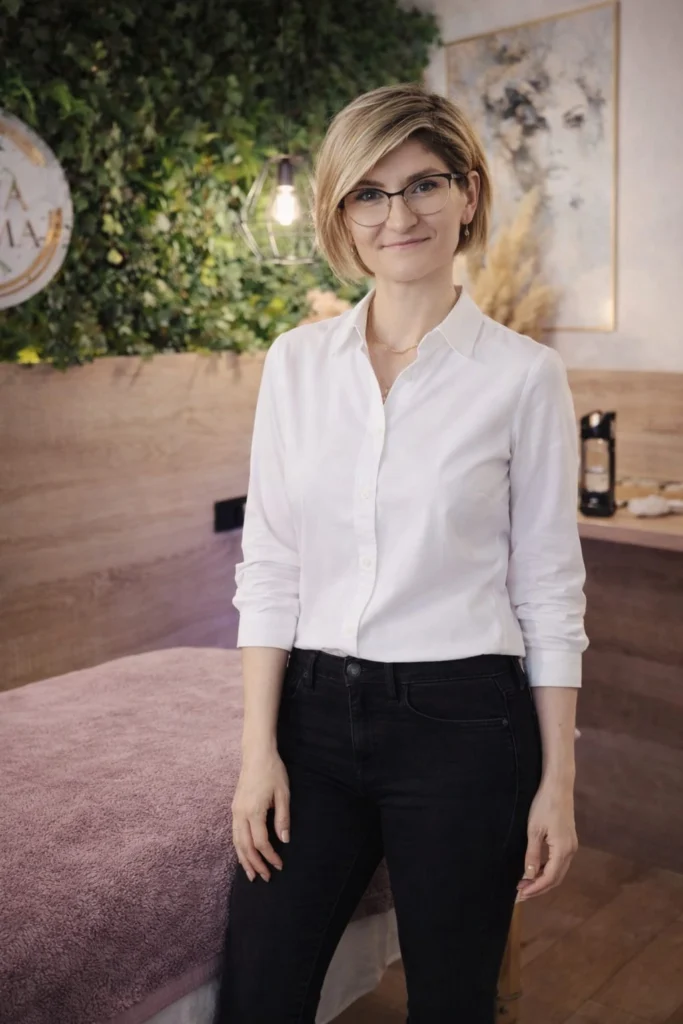 Właścicielka gabinetu masażu Viva Soma w Karpaczu – profesjonalna terapeutka w nowoczesnym wnętrzu z zieloną ścianą