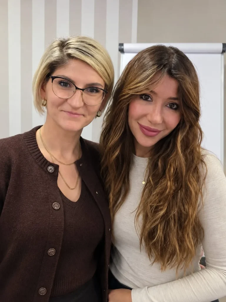 Marcelina Palacz (po lewej) z Manuelą Shalą, twórczynią metody LinfoModellante®, na sali szkoleniowej podczas certyfikacji.